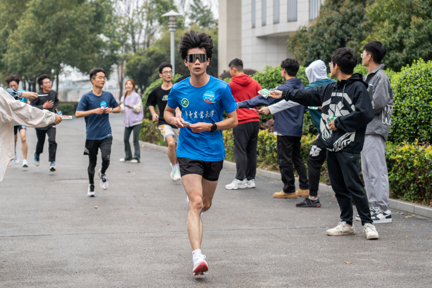 参赛同学到达打卡点二(学通社记者 韩鑫垚 摄)
