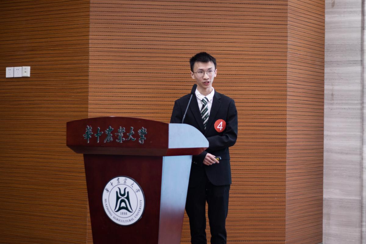 4号候选人叶浩然正在演讲(学通社记者 程希怡 摄)