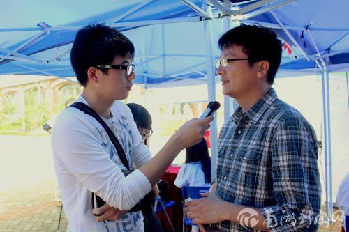 教授接受省电视台记者采访