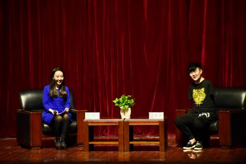 刘伟与主持人逗趣互动