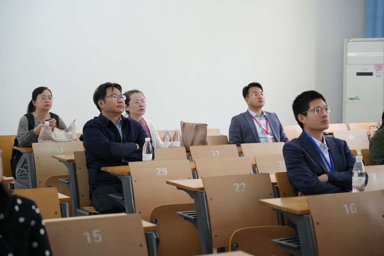 湖北省教育厅高教处处长崔锋在观摩室观赛（记者 晏华华 摄）