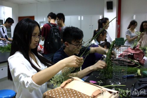 两人合作起来就轻松多啦