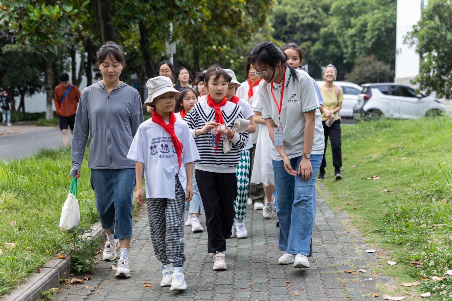 4讲解员与学生亲切交流