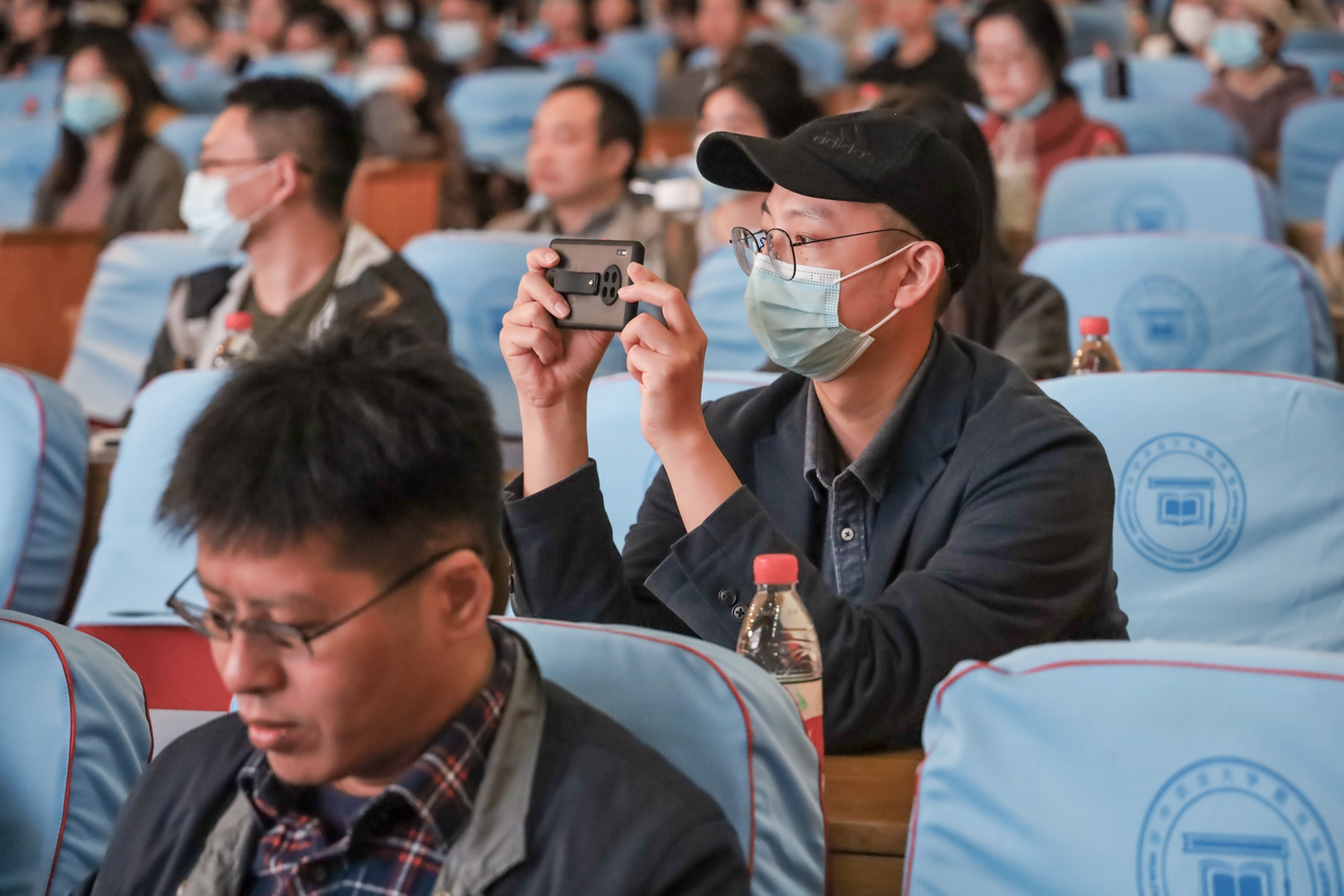 参会代表拍照留念（学通社记者 汪梓言 摄）