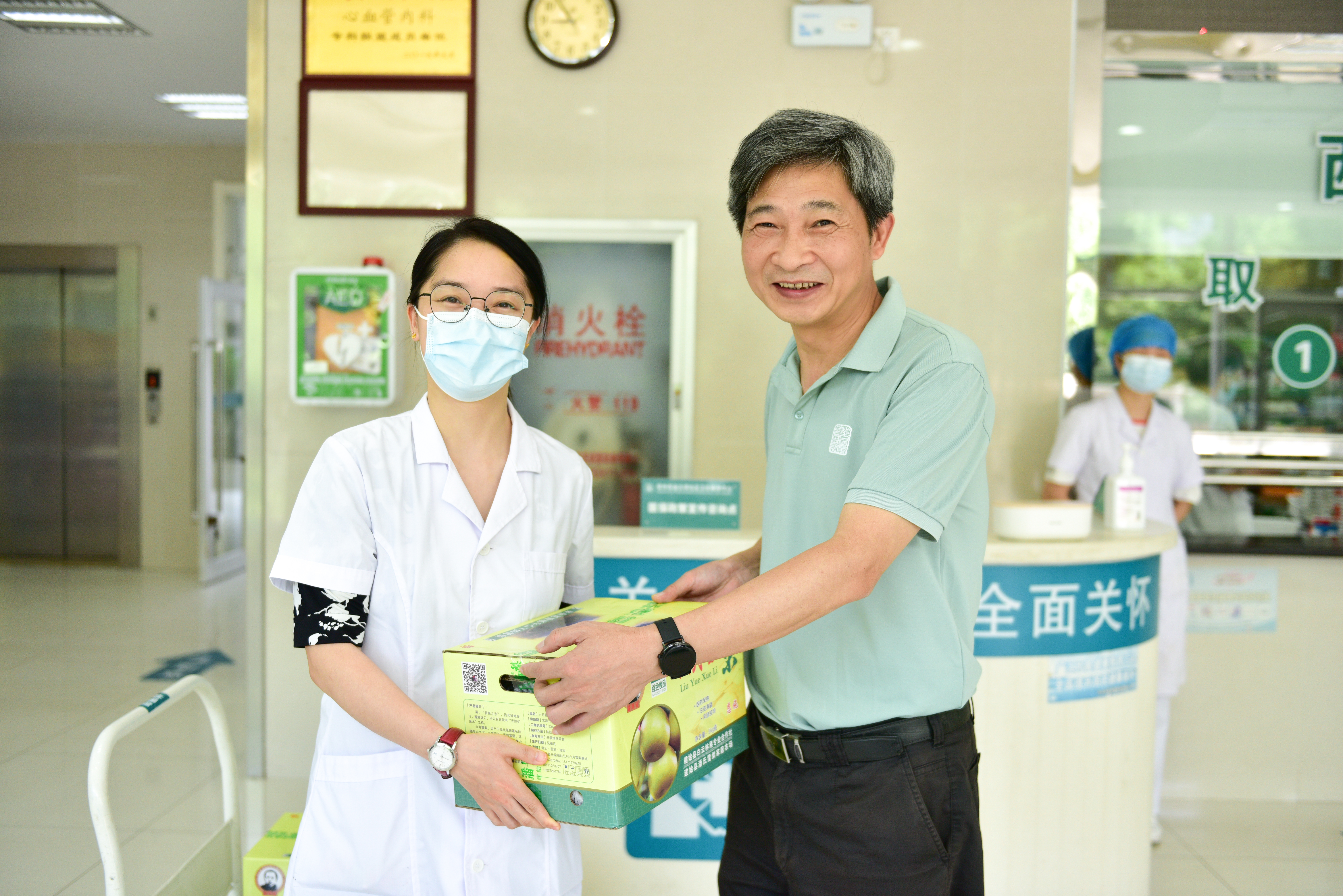 高翅慰问医务工作者(记者 吴晗 摄)