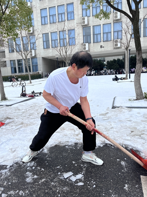 外国语学院余奇志老师正在除雪(冯国林 摄)