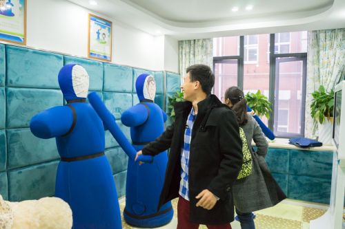 【体验情绪宣泄游戏】梁力立