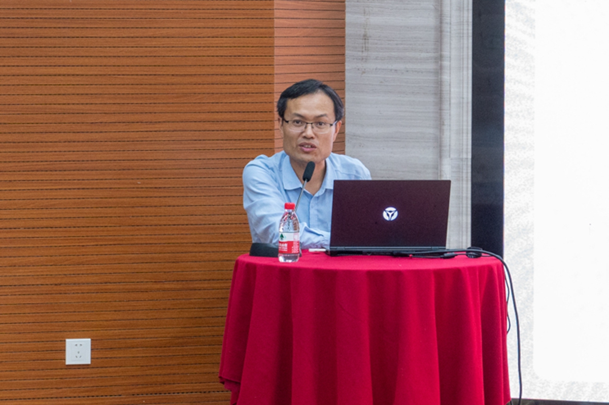 学生认真听湖北省团委省委副书记徐本禹演讲(学通社记者 魏雨城 摄)