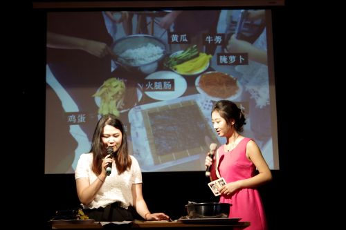 老师现场教授如何制作紫菜包饭