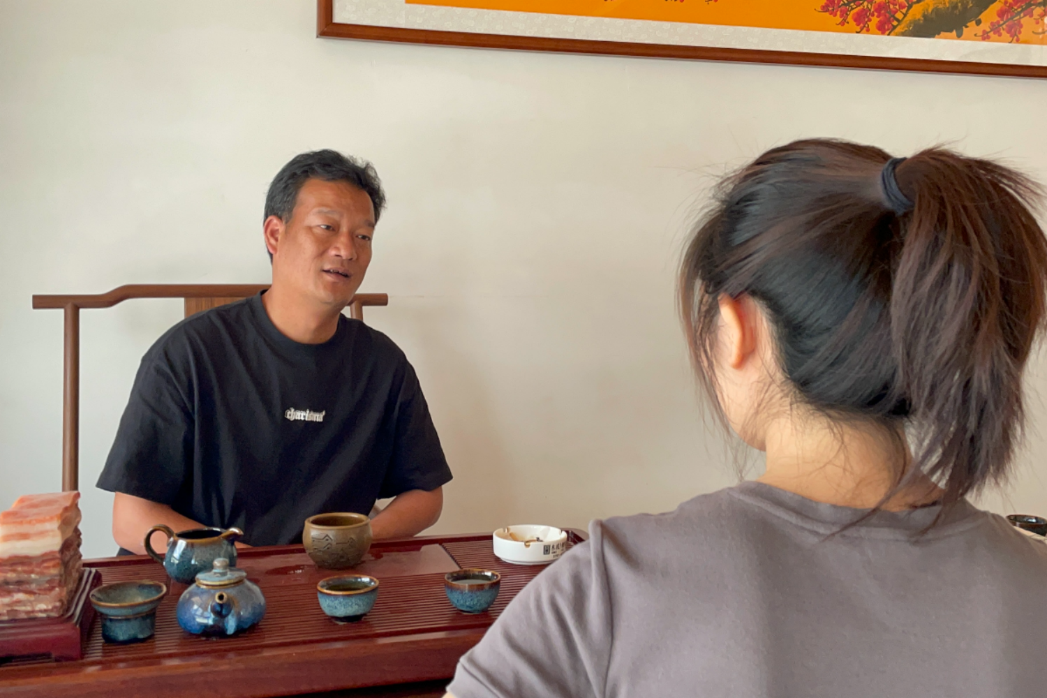 潭头村书记刘锦华向研学团介绍富硒产业(通讯员 李嘉弈 摄)