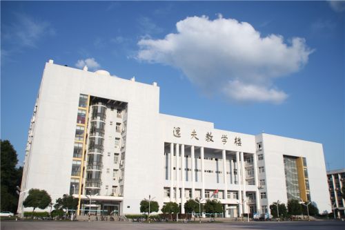 3.逸夫楼顶飘荡着白云