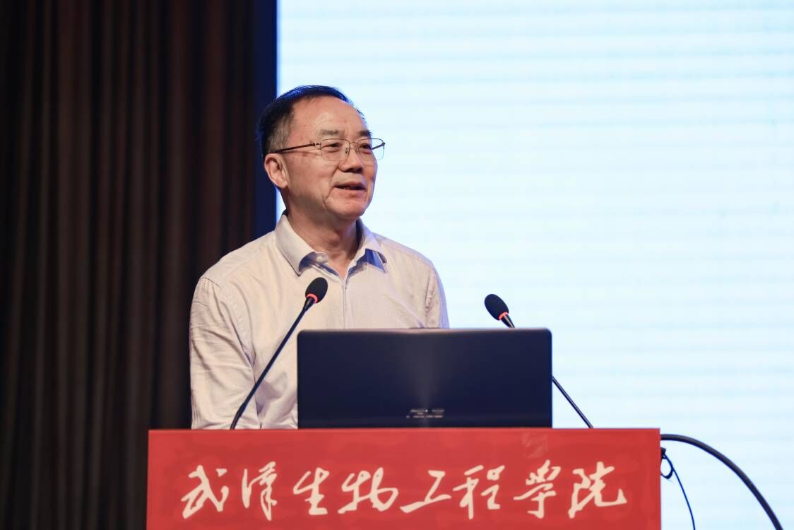 张启发院士作报告(武汉生物工程学院 供图)