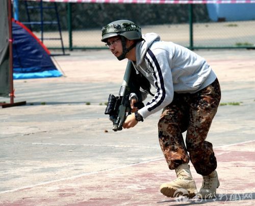 一位身手敏捷的同学正在一步步向对手接近