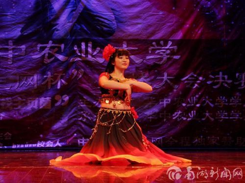 李雪妍跳着新疆舞