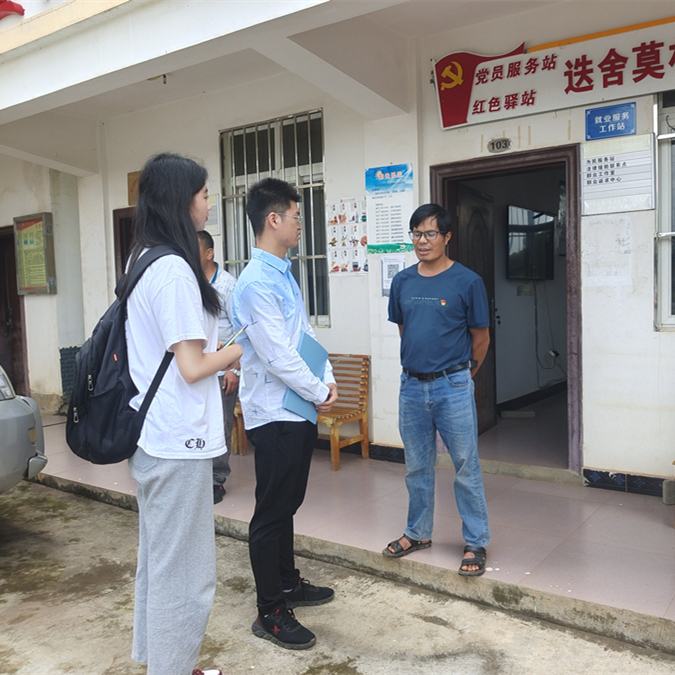 实践团队在迭舍莫村与王加寿交流（调研期间拍摄）。华中农业大学园艺林学学院 供图