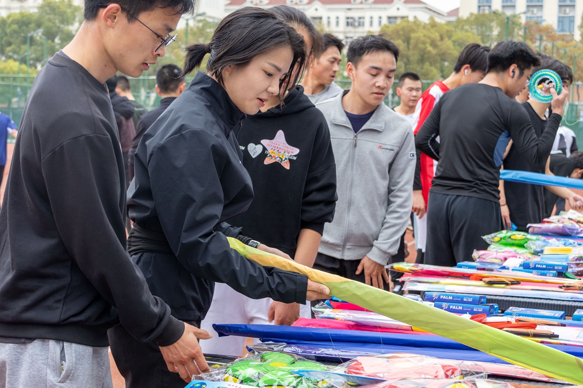 17 挑选奖品(学通社记者 魏洪博 摄)