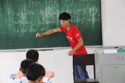 队员正在教授英语课