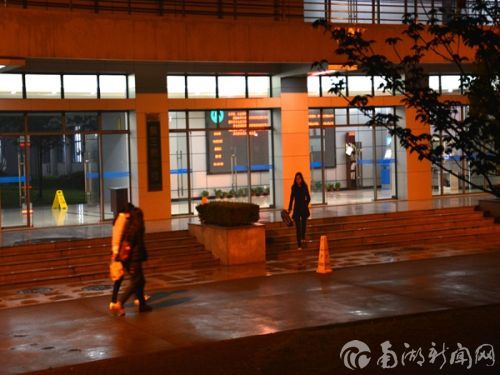 7.微雨新停,凉风又起。夜晚的三教仍灯火明亮,夜色渐深,同学们陆续走出教室,他们有的下完课,有的是刚刚上完自习。地面上水迹未干,明可鉴人,透过潇潇树影,我们似乎看到晚灯下的三教散发着迷人的光彩。