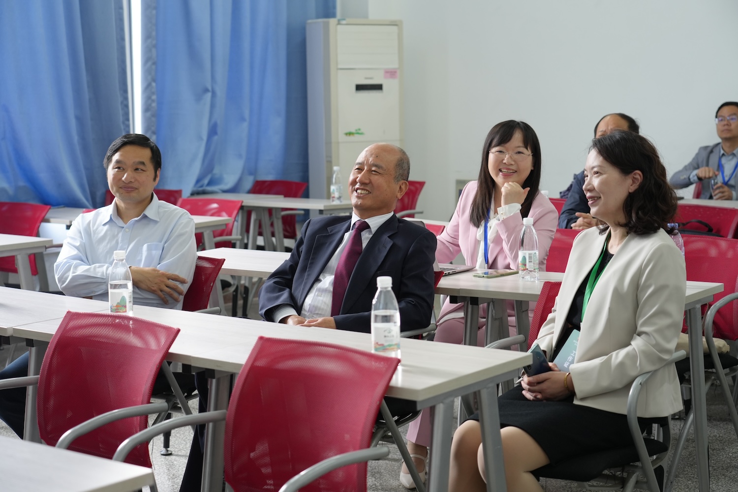 湖北省高等教育学会会长周应佳到观摩室观赛并与参赛教师交流（记者 晏华华 摄）