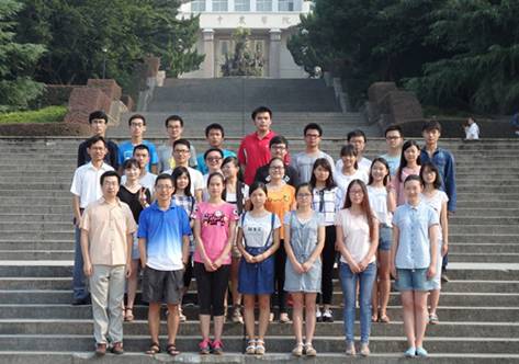 数模团队师生合影(前排左一为李治)