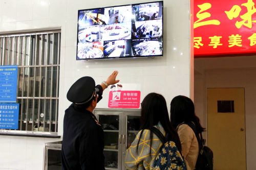 学生对显示屏好奇 向工作人员咨询