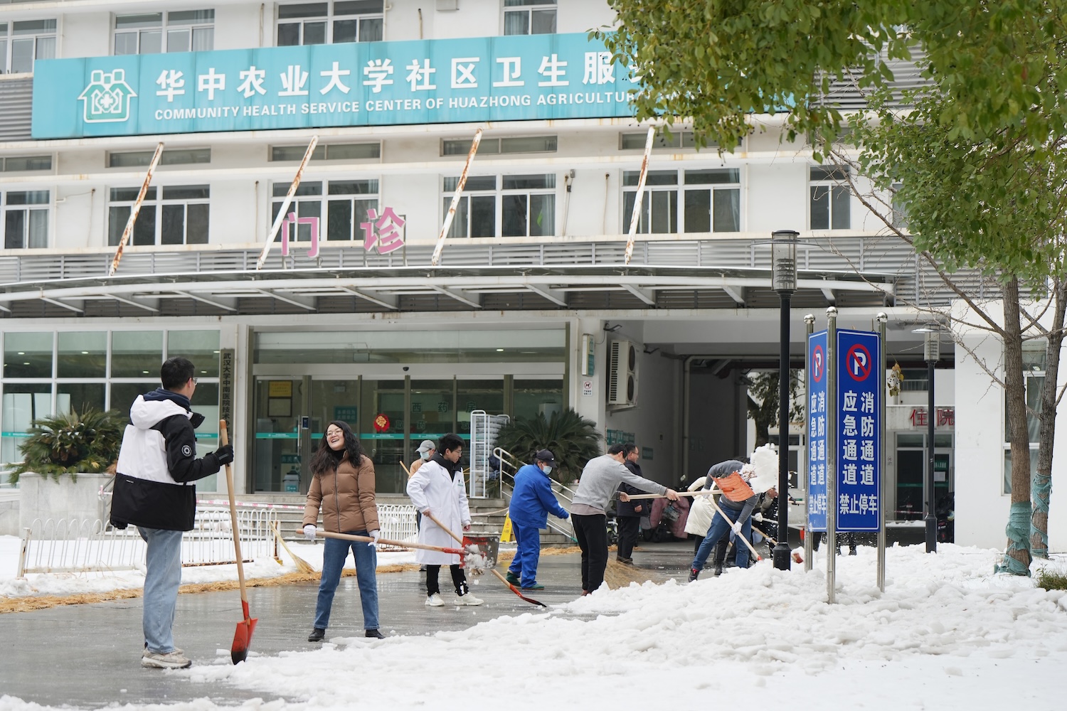 校医院医护人员清理应急通道(记者 晏华华 摄)