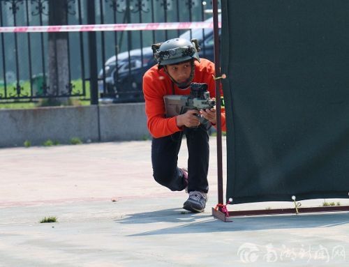 在对手没发现之间,这位同学迅速转移