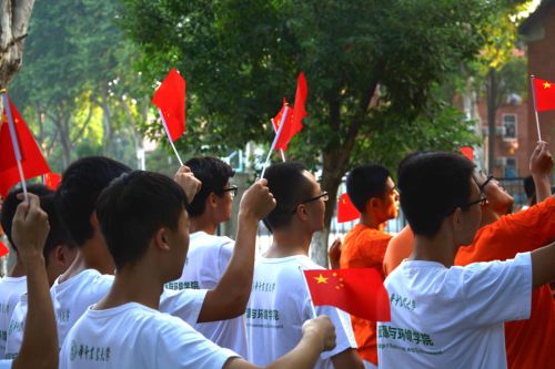 同学们手举五星红旗,为祖国喝彩