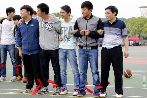 导师与寝室成员进行五人六足比赛(供图 郑辉)