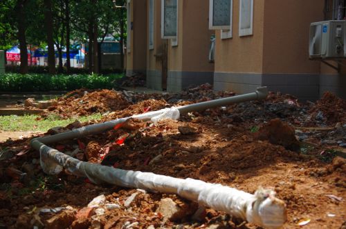 准备掩埋的水管 供图李睿昌