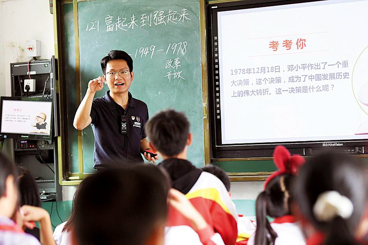 丁志凯带领学生学党史