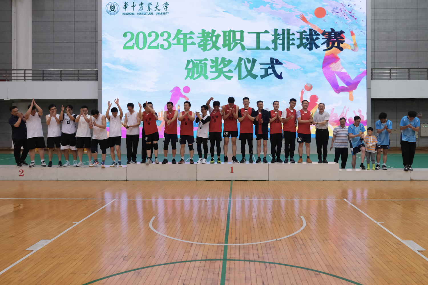 男排获奖队伍合影(学通社记者 周嘉键 摄)