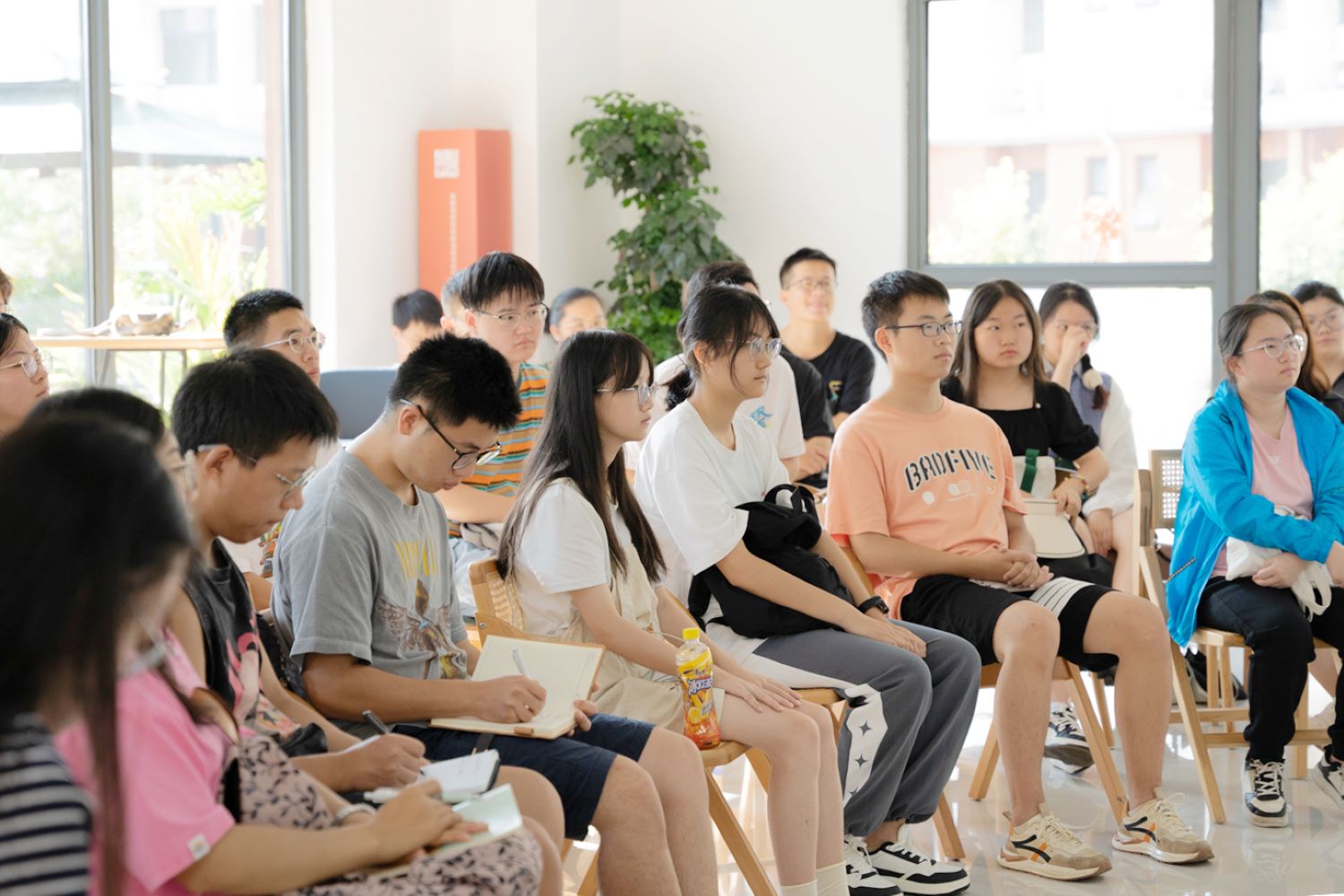 同学们认真听讲、做笔记（学通社记者 张易璇 摄）