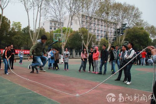 跳大绳的空中飞人