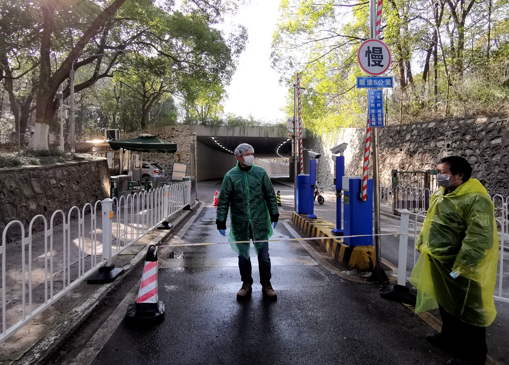 2020年2月,和希顺在北苑担任防疫志愿者(生命科学技术学院 供图)