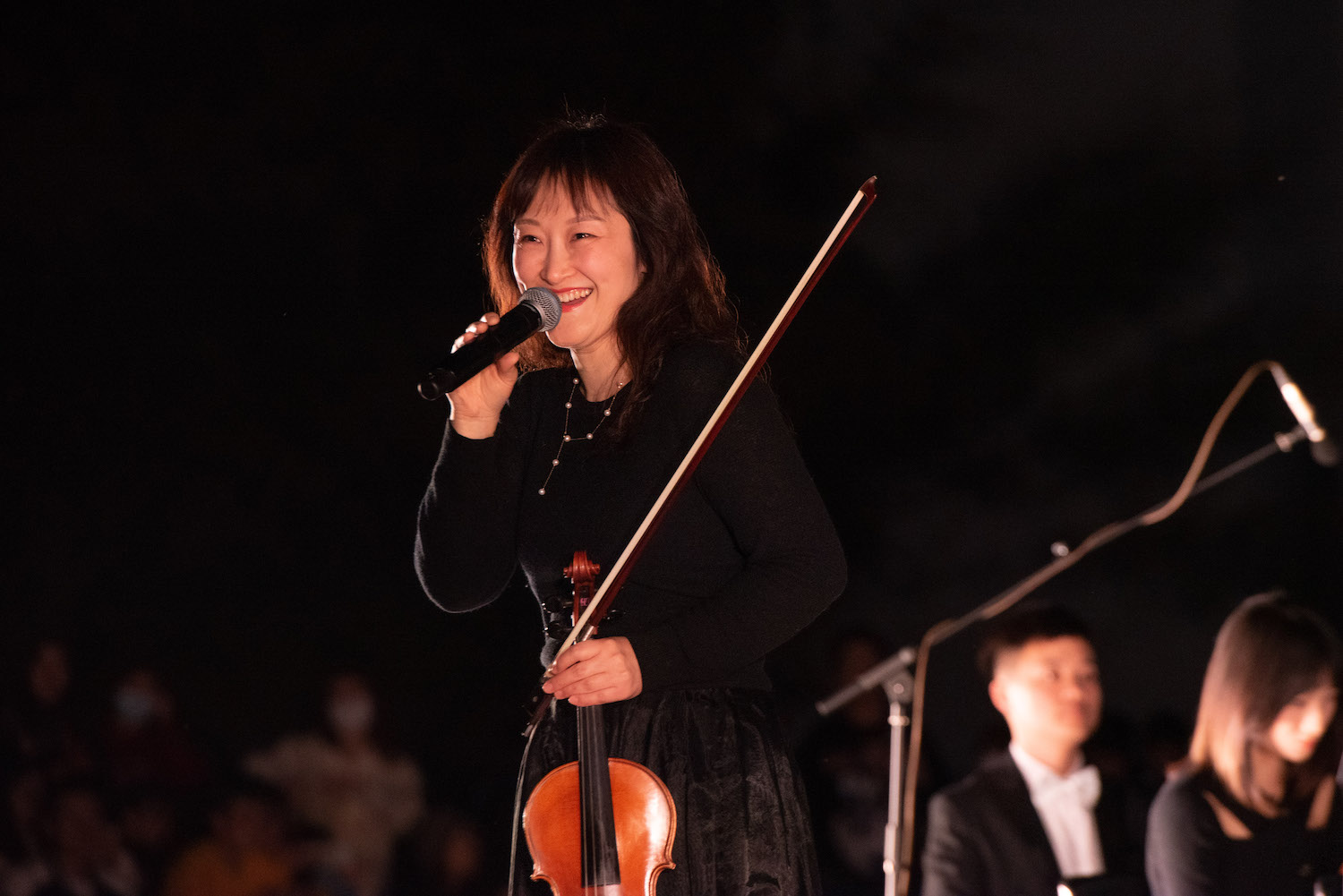 2主持人及小提琴手(学通社记者 李明城 摄)