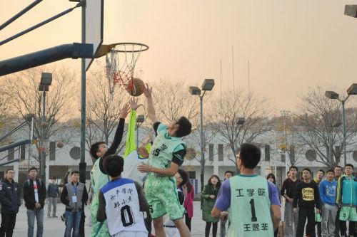 队员激烈争抢篮板