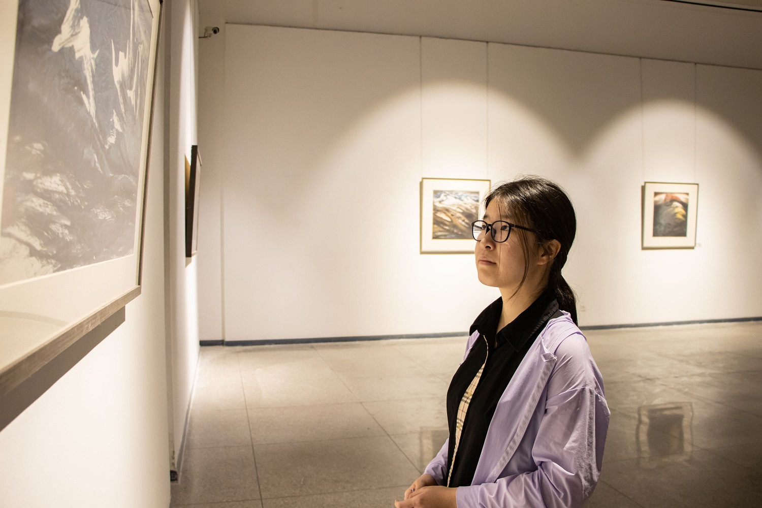 张文彬参观华中农大艺术馆。 贾胤华 摄