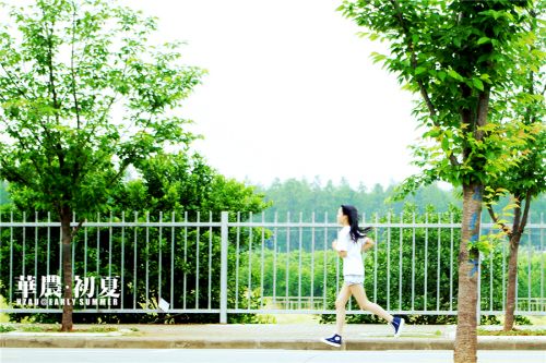 4.夏天,是女孩跑起步时长发飘舞带起的风