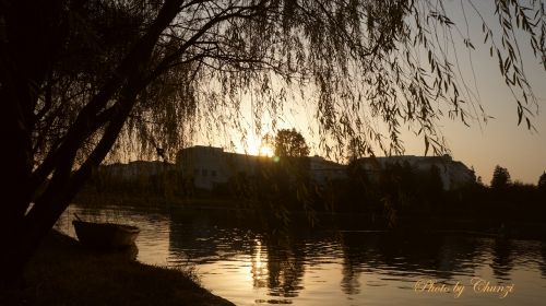 夕阳照射湖面