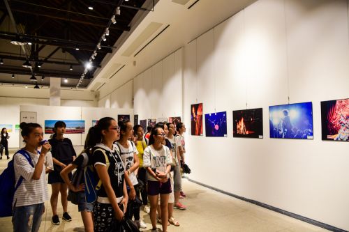 新生们正在参观第三展览区，看跨年时的活动照片