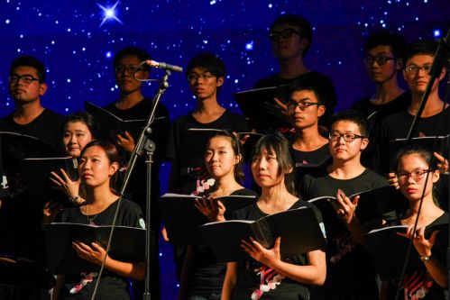 合唱团成员正在合唱曲目《我有一个恋爱》