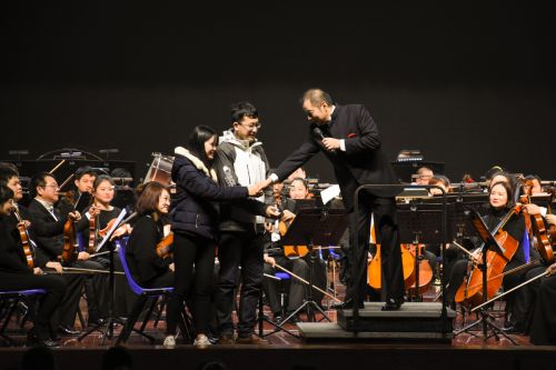 指挥与现场观众亲密互动 杨好佳