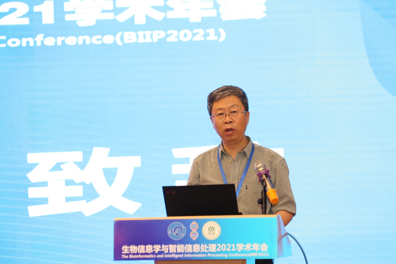 大会主席清华大学张学工教授结合我国生物信息学领域发展现状(信息学院供图)