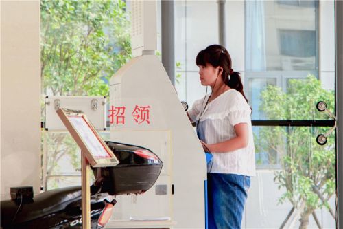 11.四教楼下的机器供同学们查询自己的考试成绩。