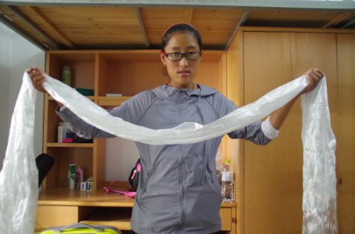 旦增普赤羞涩的向大家展示哈达