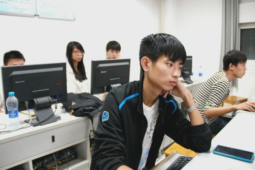 13.逸夫楼里有参加数学建模培训的同学。