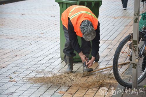 镜头五：日复一日勤于清扫，扫帚已破损，大叔正弯腰修理工具。