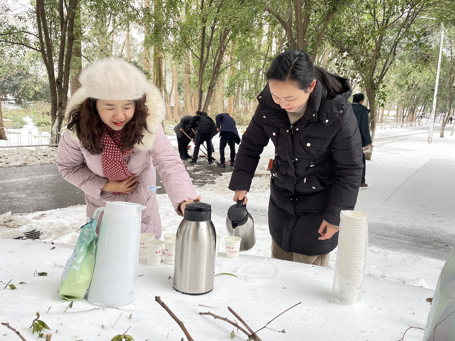 为除雪的同志们供应开水(晏华华 摄)