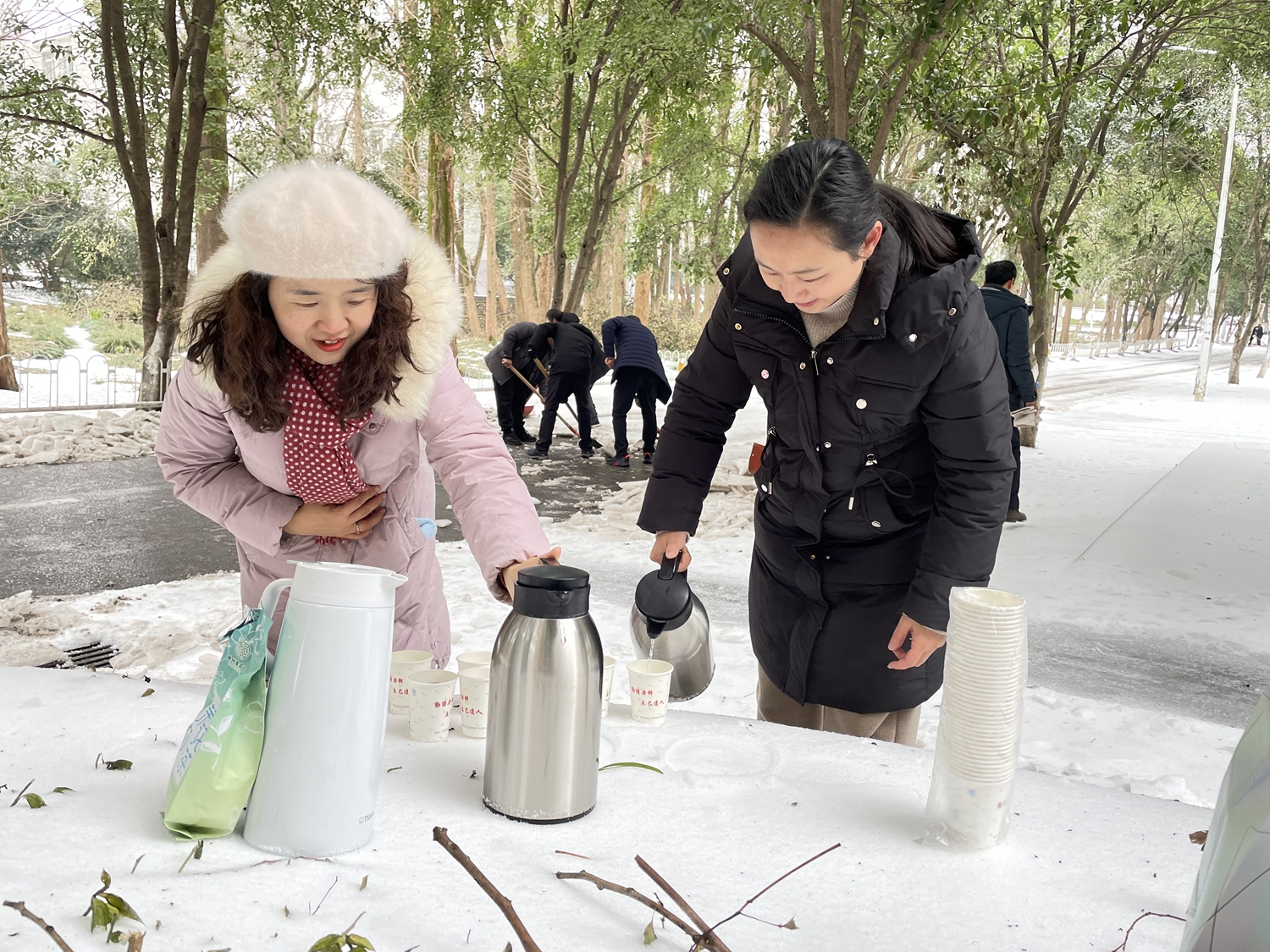 为除雪的同志们供应开水（晏华华 摄）